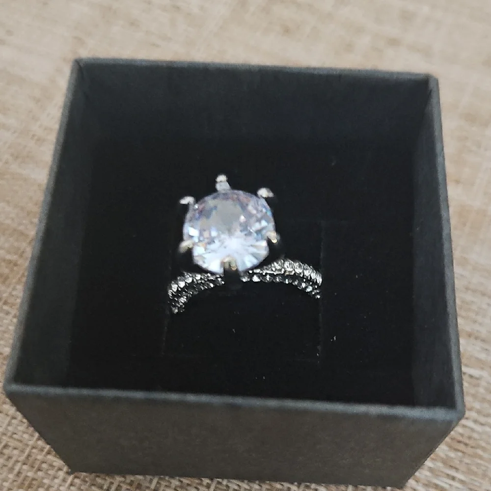 Elegant Silver Ring with Clear Stone - Picture 1 of 6